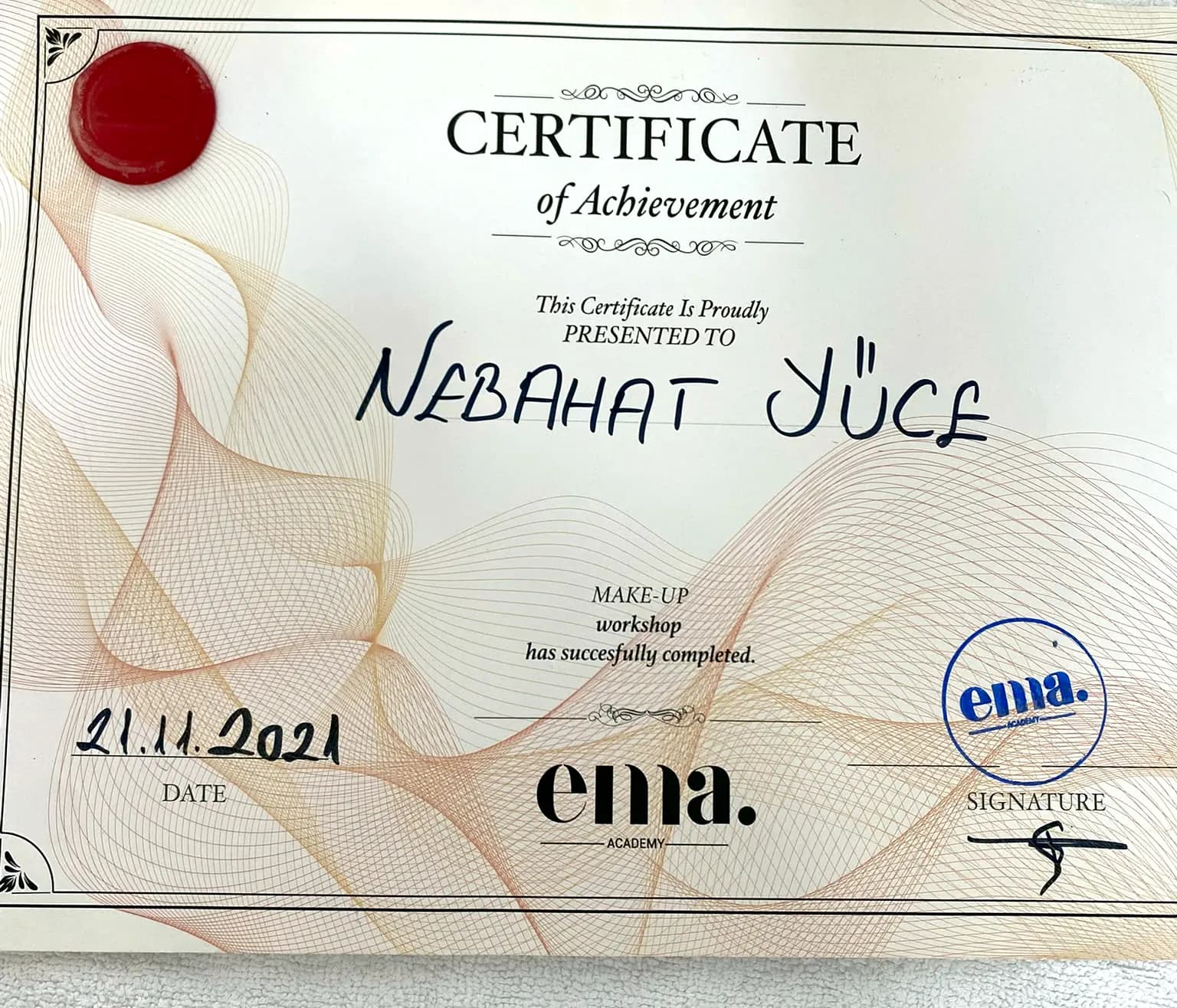 Nebahat Yüce'nin ema. Academy makyaj atölyesi sertifikası