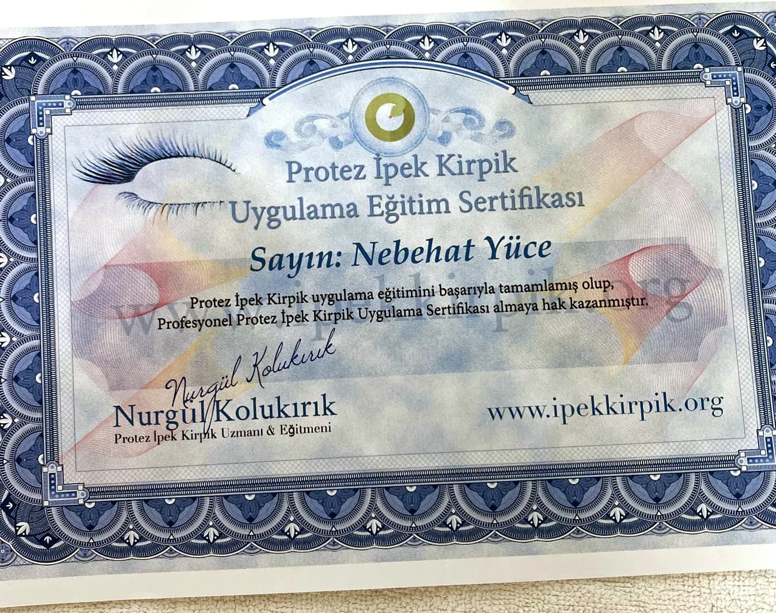 Nebahat Yüce'nin protez ipek kirpik uygulama eğitim sertifikası