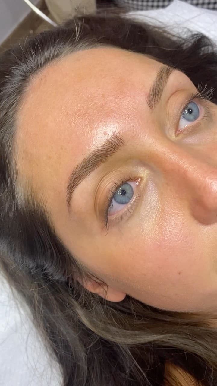 Microblading sonrası doğal kıl efekti, mavi gözlü müşteri